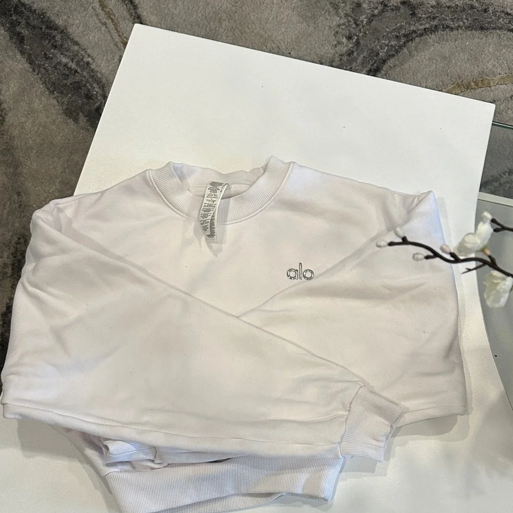 ALO Yoga White Crewneck Sweatshirt with Subtle Logo